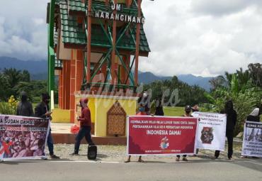 Aliansi Masyarakat Cinta Damai Unjuk Rasa Bubarkan FPI