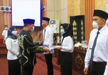 Gubernur Bengkulu Rohidin Mersyah saat menyerahkan Keputusan Pengangkatan dan Pembekalan CPNS Pemerintah Provinsi Bengkulu Formasi Tahun 2019, Rabu (16/12/2020) di Ruang Pola Provinsi Bengkulu.