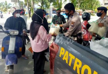 Polres Lutra Salurkan Delapan Ton Beras untuk Warga Terdampak Covid-19