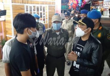 Wawali bersama Satpol PP Patroli Malam Tahun Baru ke Kafe
