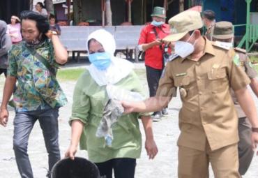 IRT yang kedapatan buang sampah di laut (tengah)