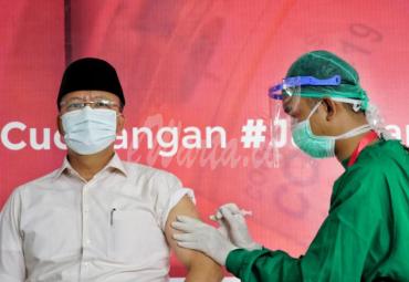 Disuntik Pertama, Gubernur Rohidin: Vaksin Covid-19 Aman