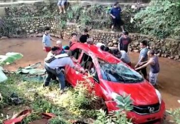 Mobil Kadis Perpustakaan Provinsi Terjun ke Sungai