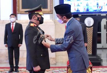 Jenderal Idham Azis Serahkan Panji Polri Tribrata ke Jenderal Listyo Sigit 
