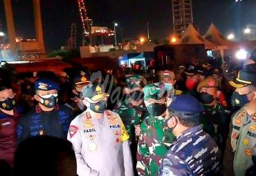 Kapolda Metro Jaya Irjen Pol. Dr. Drs. H. M. Fadil Imran, M.Si. dan Pangdam Jaya Mayjen TNI Dudung Abdurachman menyambangi posko SAR Sriwijaya Air SJ182