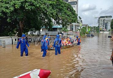Personel TNI-Polri Dikerahkan Bantu Korban Banjir