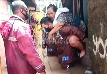 Kisah Heroik Kapolsek Gendong Korban Banjir