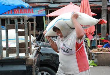 Seorang pria pengangkut beras di wilayah Pasar Minggu, Bengkulu. (Feraro)
