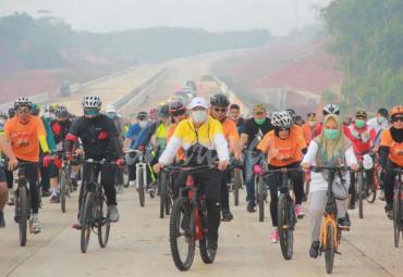 Bersepeda, Rohidin Pantau Progres Pembangunan Tol Bengkulu-Sumsel
