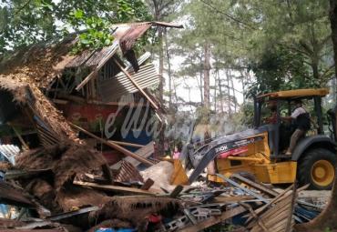 Belasan Warung Tuak di Areal Pantai Panjang Diratakan