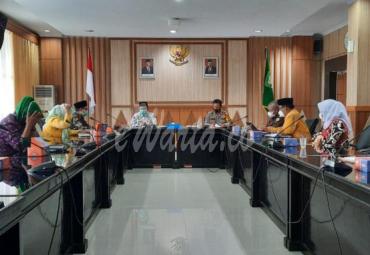 Anwar Effendi saat menggelar audiensi sekaligus meminta masukan kepada Sekretaris Daerah (Sekda) Hamka Sabri di ruang Rapat Rafflesia Pemprov Bengkulu, 18/02/2020.
