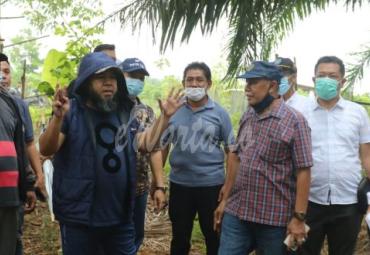 Walikota Bengkulu Helmi Hasan bersama Wakil Walikota Dedy Wahyudi turun langsung meninjau lahan TPU merah putih 