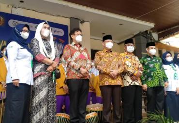 Gubernur dan Menkes Luncurkan KBS dan Vaksinasi Massal Tahap II