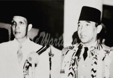 Prof Dr KH Abdullah Siddik SH (kakek Ashanti) sebelah kiri Sukarno