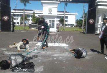 Teatrikal protes terkait penghapusan Fly Ash dan Bottom Ash (FABA) dari kategori Limbah Bahan Berbahaya Beracun (LB3). 