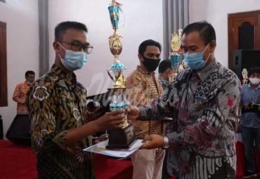 Bupati Mukomuko Berikan Penghargaan Pemenang Festival Kapuang Sati Ratau Batuah 2021
