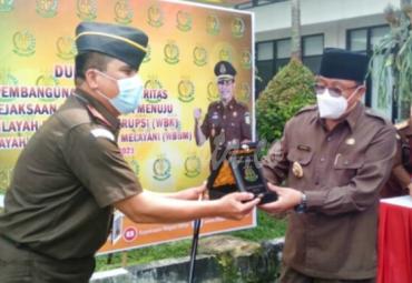 Kepala Kejaksaan Negeri Blitar Bangkit Sormin SH.MH memberikan cindera mata kepada Forkopimda