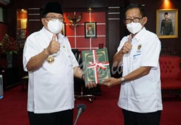 Walikota Blitar Terima Penyerahan Sertifikat Tanah Aset PemKot Blitar oleh Kepala BPN