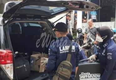 Densus 88 Bawa Tiga Koper Barang Bukti Teroris di Bekasi
