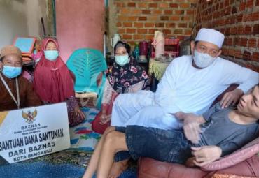 Wawali Kota Bengkulu Serahkan BazNas kepada Warga Benteng