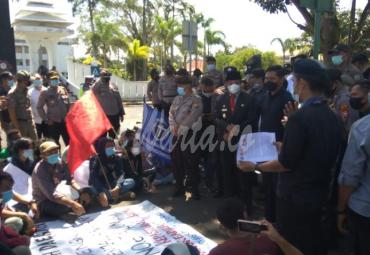 Aksi unjuk rasa di depan kantor Gubernur Bengkulu, Senin (12/4/2021) pagi.