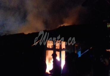 Ditinggal ke Masjid, Satu Rumah di Penurunan Ludes Terbakar