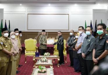 Bawaslu Provinsi Bengkulu Berikan Piagam Apresiasi pada Gubernur