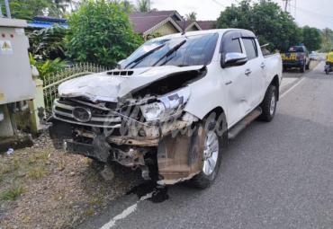 Oleng Saat Menikung, Mobnas Dinkes Seluma Seruduk Rumah Warga