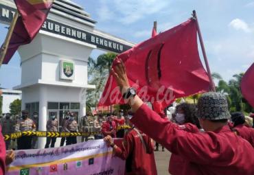 BBM Naik, Gubernur Bengkulu Didemo