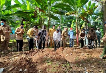 Bupati Kendal saat mengunjungi petani Porang yang lagi panen, di Desa Sidomakmur Kaliwungu Selatan Kendal, Senin (14/6/2021