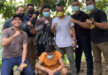 Tersangka (Baju Orange) saat diamankan polisi