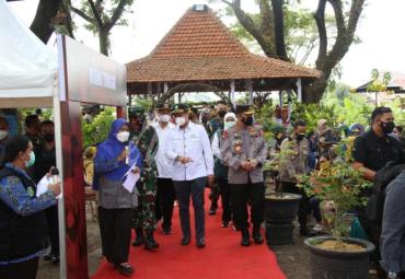 Panglima TNI Marsekal Hadi Tjahjanto bersama Kapolri Jenderal Listyo Sigit Prabowo meninjau PPKM Mikro di Desa Bantengan, Kecamatan Wungu, Madiun, Jawa Timur, Jumat (18/6/2021). 