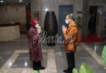 Gubernur Rohidin, didampingi Anggota DPR RI Muhammad Soleh dan beberapa Kepala OPD Teknis, temui Menteri Sosial (Mensos) RI Tri Rismaharini, di Jakarta, Selasa (22/06).