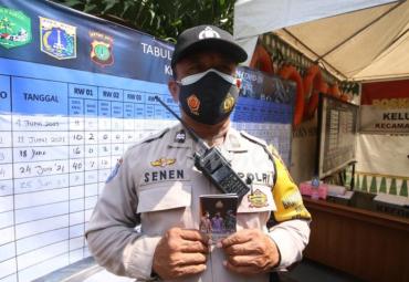 Seorang petugas sempat menunjukan buku tersebut kepada Panglima TNI Marsekal Hadi Tjahjanto dan Kapolri Jenderal Polisi Listyo Sigit Prabowo