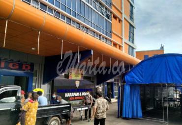 Tampak pasien yang sedang diturunkan di halaman RSHD Kota Bengkulu, Rabu (30/6/2021). Foto : Bisri
