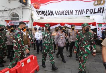 Gelar Vaksinasi Massal di Kota Tua, TNI-Polri Targetkan 2.000 Orang per Hari