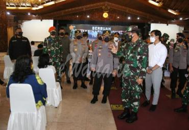 Panglima TNI dan Kapolri Tinjau Serbuan Vaksinasi di Solo