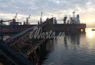 Tiga Kapal Jumbo Singgahi Pelabuhan Pulau Baai
