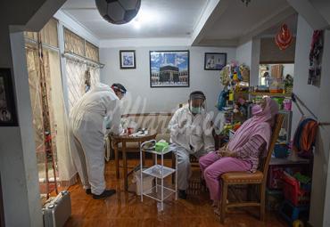 Petugas medis melakukan layanan tes cepat Antigen Covid-19 di rumah warga di Cimanggu, Tanah Sareal, Kota Bogor, Jawa Barat, Rabu (7/7/2021). - (antarafoto)
