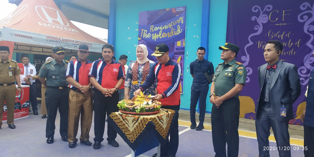 Pemotongan Tumpeng oleh Gubernur Bengkulu.