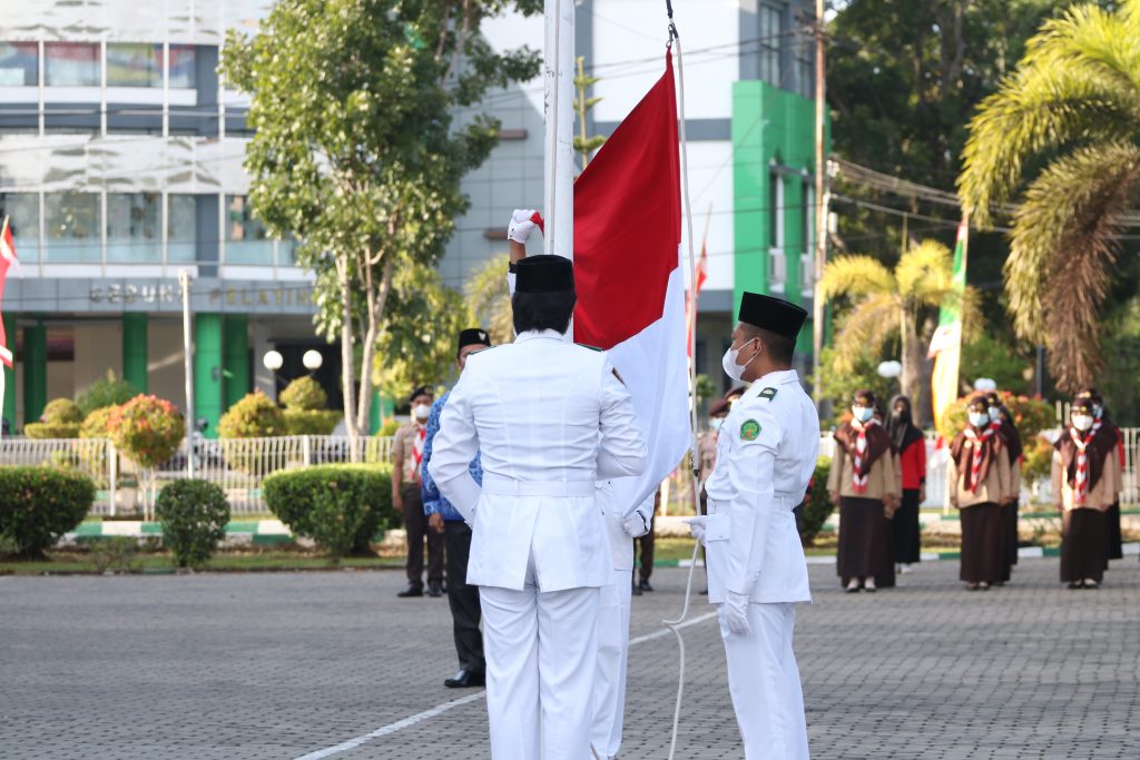 upacara memperingati hari kemerdekaan Republik Indonesia ke-76 di halaman Rektorat IAIN Bengkulu, Selasa(18/08)