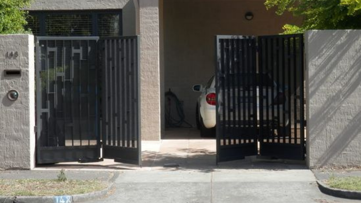 Pintu gerbang lipat minimalis
