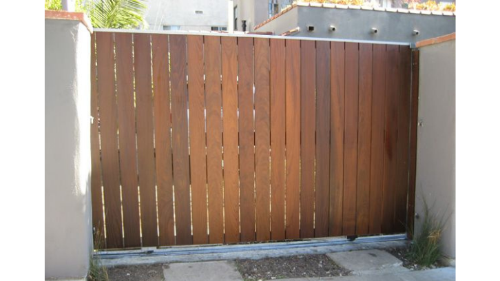 Pintu gerbang minimalis kayu