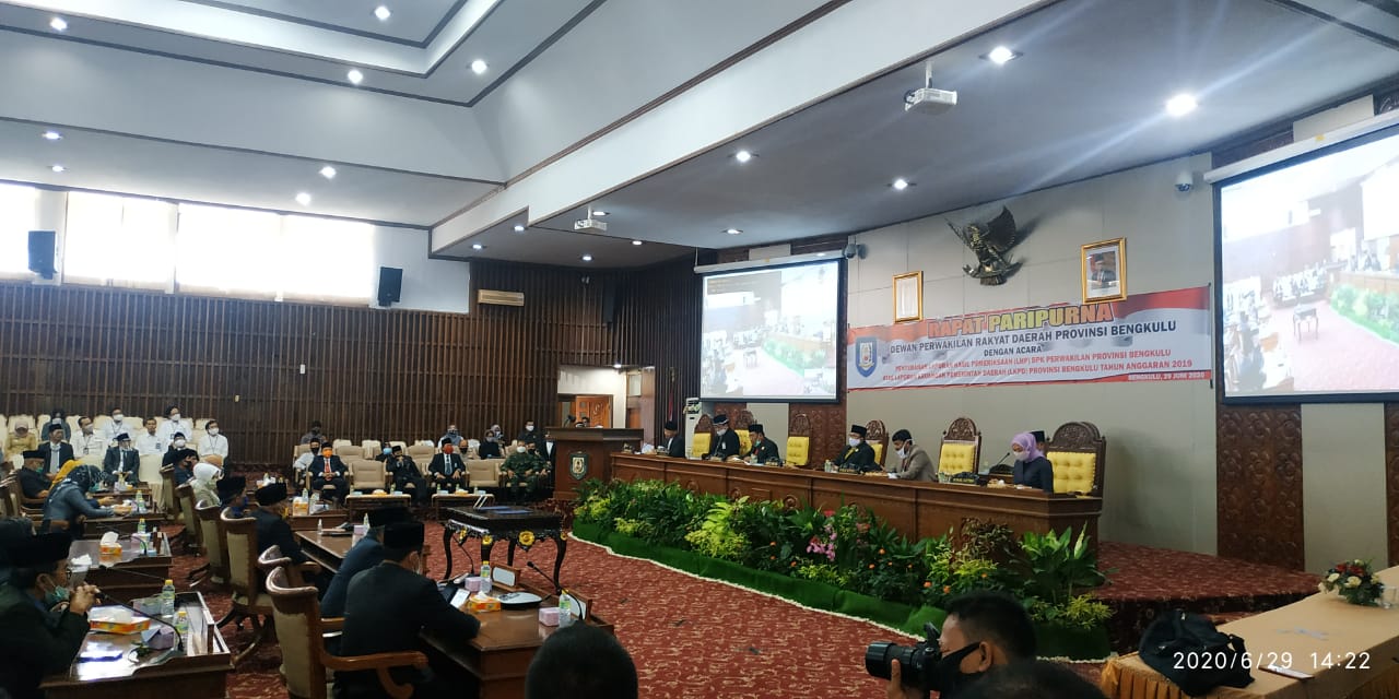 Rapat Paripurna DPRD Provinsi Bengkulu dengan agenda penyerahan LHP BPK kepada Pemerintah Provinsi (Pemprov) Bengkulu, Senin (29/6).