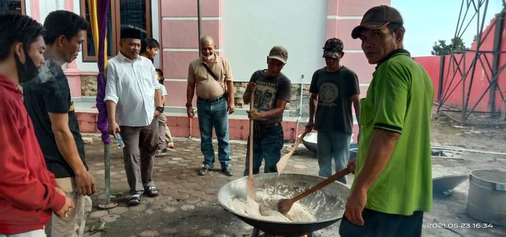 HUT ke 18 Seluma, Ketua TP PKK bersama Istri Kapolres Kompak Masak Masakan Tradisional