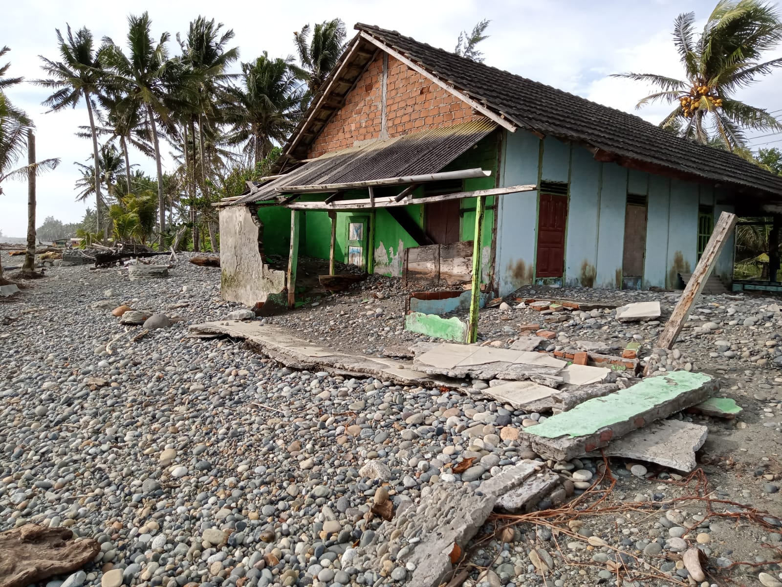 Diterjang Ombak, Belasan Rumah Warga di Seluma Rusak Berat