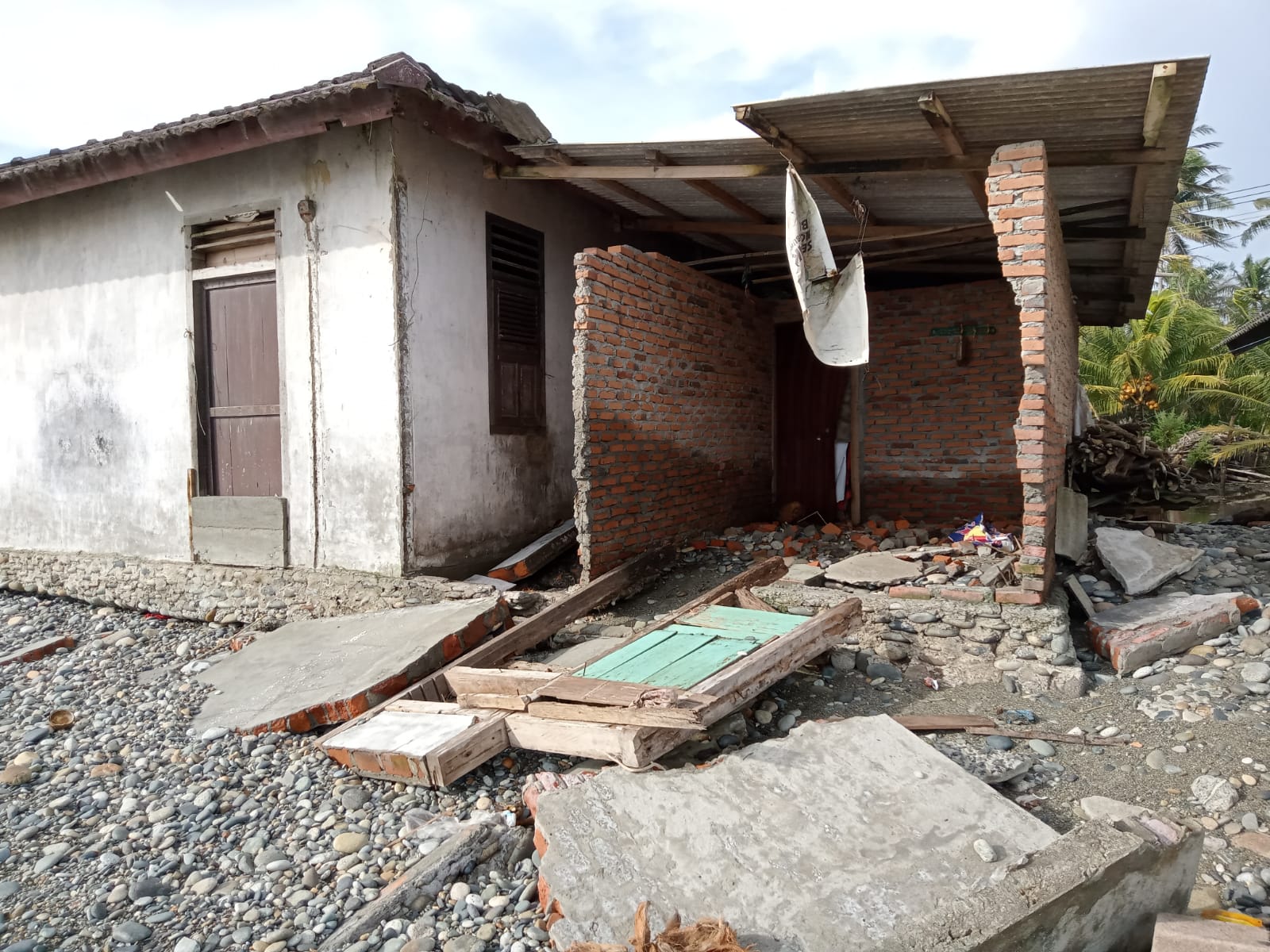 Diterjang Ombak, Belasan Rumah Warga di Seluma Rusak Berat