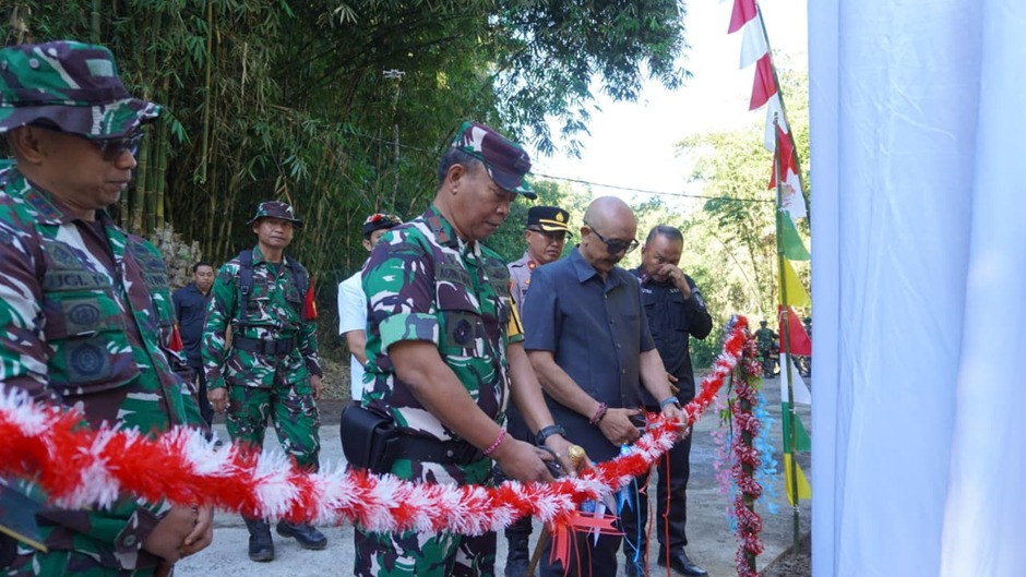 1Komandan Korem (Danrem) 163/Wira Satya, Brigjen TNI Ida I Dewa Agung Hadisaputra, S.H., pada penutupan TMMD ke-129