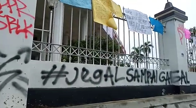 Corat coret di tembok gedung DPRD Bengkulu
