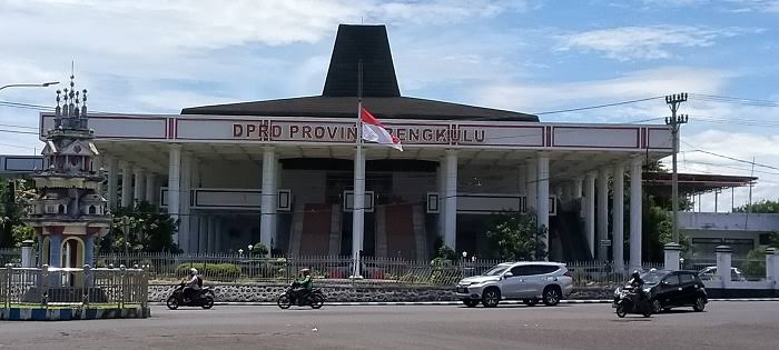 Ketua Komisi I DPRD Provinsi Bengkulu, Dempo Xler, menyatakan dukungannya terhadap rencana Kemendikbudristek untuk menyiapkan aturan khusus yang mempermudah guru mendapatkan sertifikasi pendidik.  Langkah ini, menurut Dempo, penting untuk meningkatkan kesejahteraan para guru, mengingat masih banyak guru yang belum mendapatkan tunjangan profesi guru (TPG) karena belum bersertifikat.  "Bila mudah mendapatkan sertifikasi pendidik, maka semua guru bisa mendapatkan tunjangan profesi guru. Ini harus kita perjuangkan," kata Dempo.  Upaya Kemendikbudristek  Menanggapi hal ini, Direktur Jenderal Guru dan Tenaga Kependidikan (GTK) Kemendikbudristek, Nunuk Suryani, mengungkapkan bahwa pihaknya tengah menyiapkan aturan khusus yang akan mempermudah guru untuk mendapatkan sertifikasi pendidik. Aturan ini ditargetkan untuk diluncurkan bulan depan.  Salah satu langkah yang diambil adalah dengan transformasi pendidikan profesi guru (PPG) dalam jabatan.  "Siapapun guru yang memenuhi administrasi bisa mengikuti PPG dalam jabatan," ujar Nunuk.  Lebih lanjut, Nunuk menjelaskan bahwa transformasi ini juga akan mencakup proses pembelajaran dengan konsep rekognisi pembelajaran masa lampau (RPL).  "Belajar sendiri, mendapat feedback secara daring, baru setelahnya mereka uji kompetensi," paparnya.  Harapan dan Tujuan  Diharapkan dengan kebijakan ini, lebih banyak guru yang bisa lolos PPG dalam jabatan dan mendapatkan sertifikasi pendidiknya, sehingga meningkatkan kesejahteraan dan kualitas pendidikan di Indonesia.